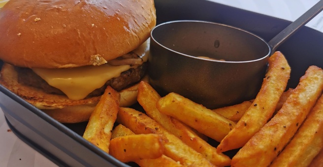 Фото номер 4 - Bench, restaurant and cafe - Dubai, UAE