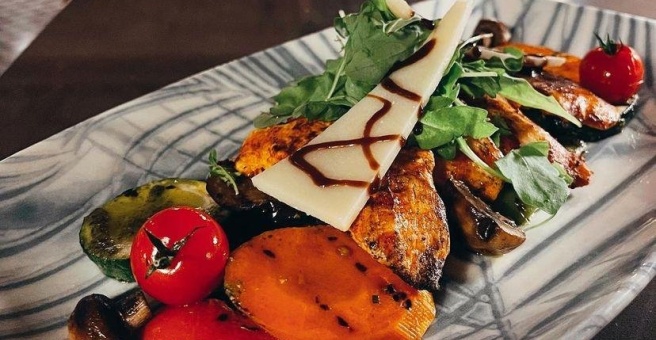 Фото номер 6 - HuQQabaz Garden, restaurant - Dubai, UAE