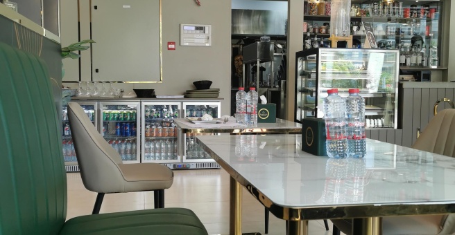 Фото номер 3 - Bench, restaurant and cafe - Dubai, UAE